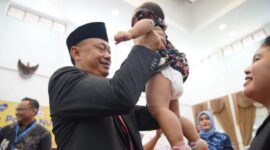 Wali Kota Pontianak Edi Rusdi Kamtono menggendong balita sebelum ditimbang berat badannya/Prokopim 