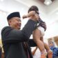 Wali Kota Pontianak Edi Rusdi Kamtono menggendong balita sebelum ditimbang berat badannya/Prokopim 