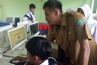 Rahmat Putra Yudha, guru SMPN 13 tengah mengajarkan siswa menggunakan AI dalam belajar Bahasa Inggris.