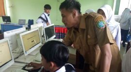 Rahmat Putra Yudha, guru SMPN 13 tengah mengajarkan siswa menggunakan AI dalam belajar Bahasa Inggris.