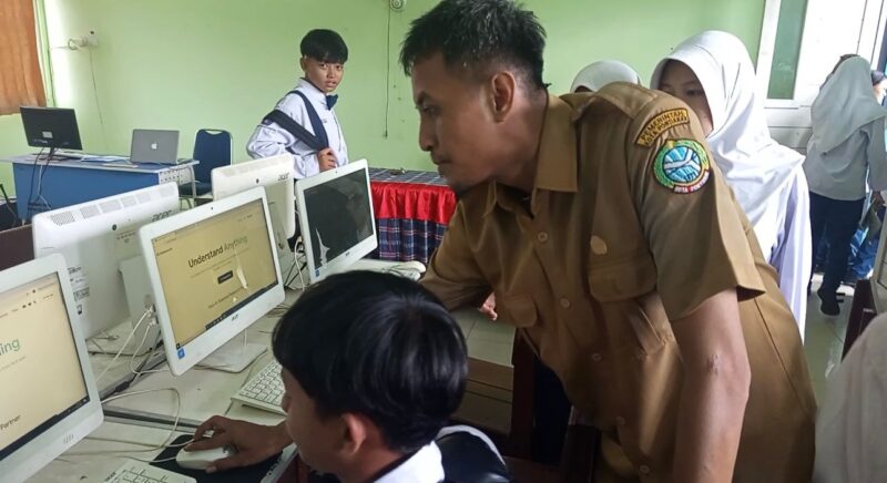 Rahmat Putra Yudha, guru SMPN 13 tengah mengajarkan siswa menggunakan AI dalam belajar Bahasa Inggris.