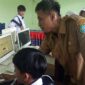 Rahmat Putra Yudha, guru SMPN 13 tengah mengajarkan siswa menggunakan AI dalam belajar Bahasa Inggris.