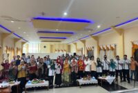 Kepala Disdukcapil Kota Pontianak Erma Suryani menyerahkan secara simbolis Akta Perkawinan kepada salah satu pasangan peserta pencatatan kolektif akta perkawinan Umat Konghucu.