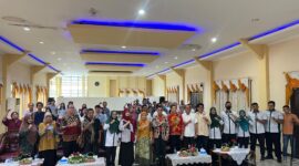 Kepala Disdukcapil Kota Pontianak Erma Suryani menyerahkan secara simbolis Akta Perkawinan kepada salah satu pasangan peserta pencatatan kolektif akta perkawinan Umat Konghucu.