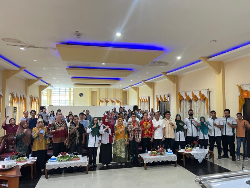 Kepala Disdukcapil Kota Pontianak Erma Suryani menyerahkan secara simbolis Akta Perkawinan kepada salah satu pasangan peserta pencatatan kolektif akta perkawinan Umat Konghucu.