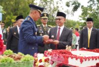 Wali Kota Pontianak Edi Rusdi Kamtono menerima potongan kue ulang tahun usai upacara peringatan HUT ke-80 TNI/Prokopim 