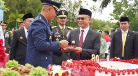 Wali Kota Pontianak Edi Rusdi Kamtono menerima potongan kue ulang tahun usai upacara peringatan HUT ke-80 TNI/Prokopim 
