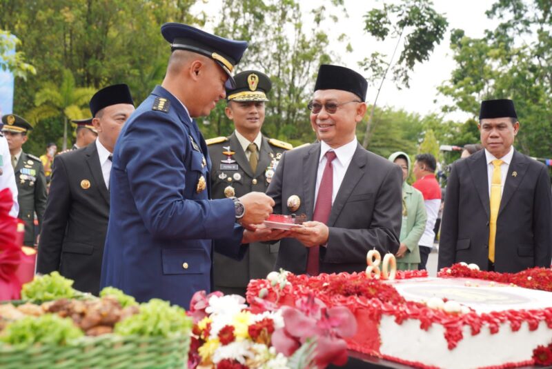 Wali Kota Pontianak Edi Rusdi Kamtono menerima potongan kue ulang tahun usai upacara peringatan HUT ke-80 TNI/Prokopim 