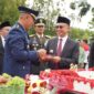 Wali Kota Pontianak Edi Rusdi Kamtono menerima potongan kue ulang tahun usai upacara peringatan HUT ke-80 TNI/Prokopim 