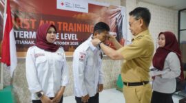 Wali Kota Pontianak Edi Rusdi Kamtono memasangkan tanda peserta secara simbolis menandai dimulainya Pelatihan Pertolongan Pertama Tingkat Menengah bagi Korps Sukarela (KSR) PMI Kota Pontianak/Prokopim 