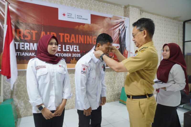 Wali Kota Pontianak Edi Rusdi Kamtono memasangkan tanda peserta secara simbolis menandai dimulainya Pelatihan Pertolongan Pertama Tingkat Menengah bagi Korps Sukarela (KSR) PMI Kota Pontianak/Prokopim 