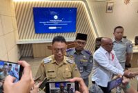Wali Kota Pontianak Edi Rusdi Kamtono saat diwawancarai usai memimpin Rapat Koordinasi soal jam operasional kendaraan angkutan berat/Prokopim 