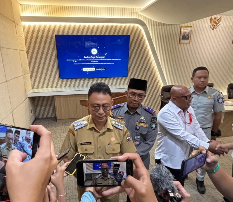 Wali Kota Pontianak Edi Rusdi Kamtono saat diwawancarai usai memimpin Rapat Koordinasi soal jam operasional kendaraan angkutan berat/Prokopim 