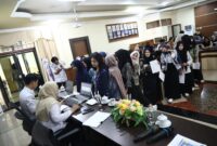 Mahasiswa Untan yang berasal dari luar daerah menyerahkan berkas untuk dicatat sebagai penduduk nonpermanen/Kominfo 