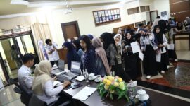 Mahasiswa Untan yang berasal dari luar daerah menyerahkan berkas untuk dicatat sebagai penduduk nonpermanen/Kominfo 