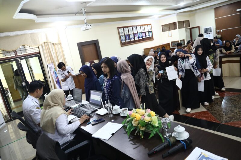 Mahasiswa Untan yang berasal dari luar daerah menyerahkan berkas untuk dicatat sebagai penduduk nonpermanen/Kominfo 