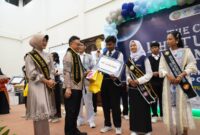 Walikota Pontianak menyerahkan penghargaan kepada pemenang duta genre kota Pontianak