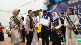 Walikota Pontianak menyerahkan penghargaan kepada pemenang duta genre kota Pontianak