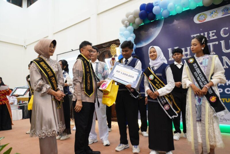 Walikota Pontianak menyerahkan penghargaan kepada pemenang duta genre kota Pontianak