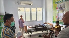 Wali Kota Pontianak Edi Rusdi Kamtono meninjau Klinik SiGerak untuk terapi pasien pasca stroke/Prokopim 