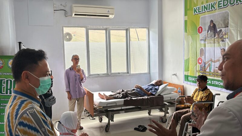 Wali Kota Pontianak Edi Rusdi Kamtono meninjau Klinik SiGerak untuk terapi pasien pasca stroke/Prokopim 