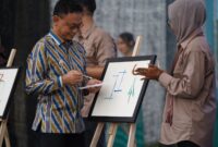 Wali Kota Pontianak Edi Rusdi Kamtono menggoreskan sketsa lukisan menandai dimulainya Gerakan Seniman Masuk Sekolah (GSMS) dan Pekan Kebudayaan Daerah (PKD) V di Museum Kalbar/Prokopim 