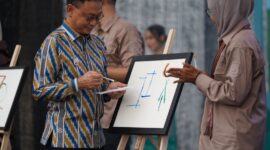 Wali Kota Pontianak Edi Rusdi Kamtono menggoreskan sketsa lukisan menandai dimulainya Gerakan Seniman Masuk Sekolah (GSMS) dan Pekan Kebudayaan Daerah (PKD) V di Museum Kalbar/Prokopim 