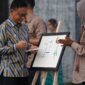 Wali Kota Pontianak Edi Rusdi Kamtono menggoreskan sketsa lukisan menandai dimulainya Gerakan Seniman Masuk Sekolah (GSMS) dan Pekan Kebudayaan Daerah (PKD) V di Museum Kalbar/Prokopim 