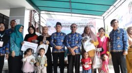 Foto bersama para penerima bantuan paket ikan segar.