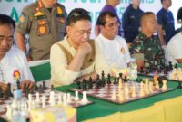 Master Fide, Muhammad Kamalsyah melawan 28 pecatur pada Fun Chess Exhibition and Tournament 2025, salah satunya Wali Kota Pontianak Edi Rusdi Kamtono/Prokopim