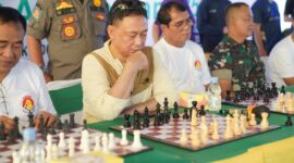 Master Fide, Muhammad Kamalsyah melawan 28 pecatur pada Fun Chess Exhibition and Tournament 2025, salah satunya Wali Kota Pontianak Edi Rusdi Kamtono/Prokopim 