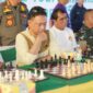 Master Fide, Muhammad Kamalsyah melawan 28 pecatur pada Fun Chess Exhibition and Tournament 2025, salah satunya Wali Kota Pontianak Edi Rusdi Kamtono/Prokopim 