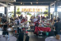 Suasana lomba masak ikan asam pedas di hotel borneo