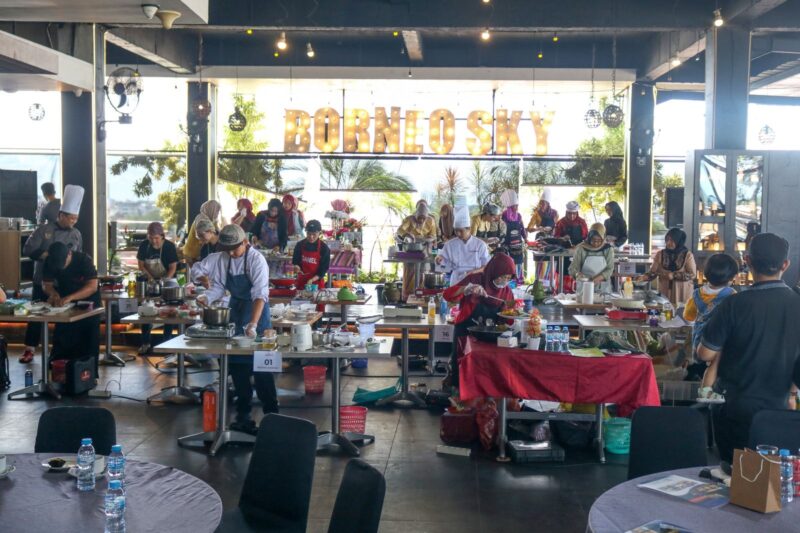 Suasana lomba masak ikan asam pedas di hotel borneo