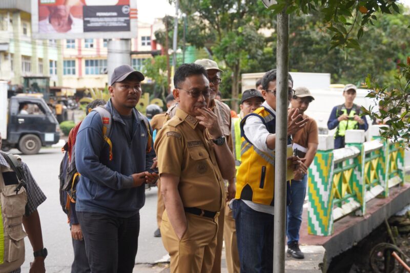 Wali Kota Pontianak Edi Rusdi Kamtono saat meninjau lokasi penataan trotoar/Kominfo 