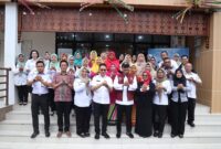 Foto bersama Menteri Sosial RI Saifullah Yusuf saat kunjungan kerjanya di Puskesos di Kantor Lurah Sungai Jawi Luar/Prokopim/kominfo