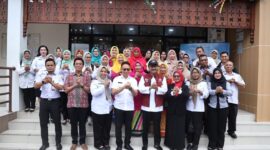 Foto bersama Menteri Sosial RI Saifullah Yusuf saat kunjungan kerjanya di Puskesos di Kantor Lurah Sungai Jawi Luar/Prokopim/kominfo