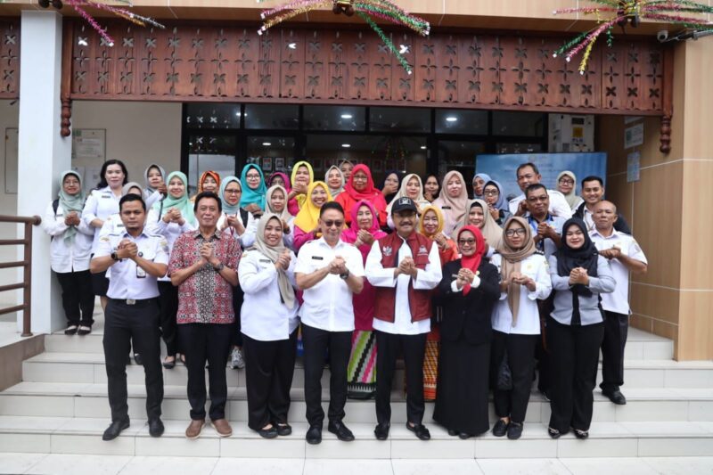 Foto bersama Menteri Sosial RI Saifullah Yusuf saat kunjungan kerjanya di Puskesos di Kantor Lurah Sungai Jawi Luar/Prokopim/kominfo