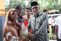 Sekretaris Daerah Kota Pontianak Amirullah saat meninjau Pasar Murah di halaman Kantor Camat Pontianak Tenggara.