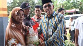 Sekretaris Daerah Kota Pontianak Amirullah saat meninjau Pasar Murah di halaman Kantor Camat Pontianak Tenggara.