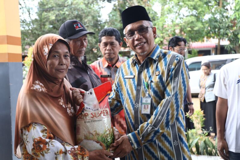 Sekretaris Daerah Kota Pontianak Amirullah saat meninjau Pasar Murah di halaman Kantor Camat Pontianak Tenggara.