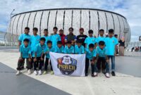 Tim Kalbar berfoto didepan stadion JIS