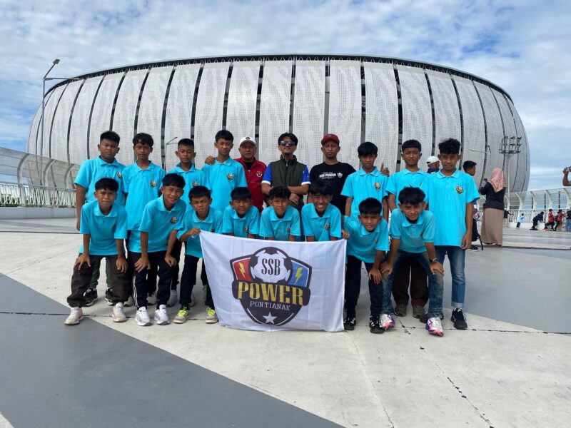 Tim Kalbar berfoto didepan stadion JIS