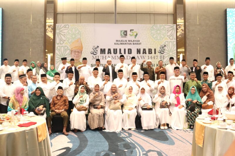 Foto bersama seluruh anggota KAHMI Kalbar dalam peringatan Maulid Nabi Muhammad SAW