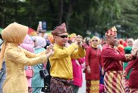 Walikota pontianak Edi rusdi kamtono melakukan tarian kepin bersama dengan masyarakat kota Pontianak 