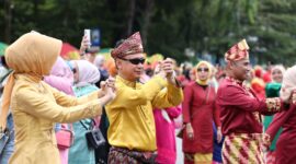 Walikota pontianak Edi rusdi kamtono melakukan tarian kepin bersama dengan masyarakat kota Pontianak 