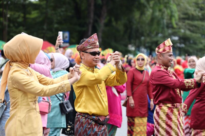 Walikota pontianak Edi rusdi kamtono melakukan tarian kepin bersama dengan masyarakat kota Pontianak 