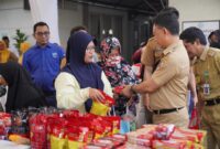 Walikota pontianak membantu melayani kebutuhan masyarakat dalam acara pasar murah