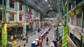 Suasana pasar malam di kawasan pasar tengah