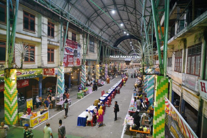 Suasana pasar malam di kawasan pasar tengah